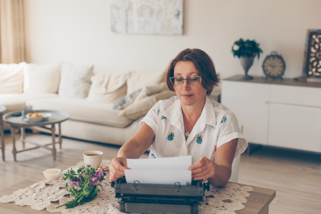 Dicas Práticas para Economizar em Casa e Melhorar Sua Economia Doméstica 2 portrait older lady holding paper white shirt house daytime 1
