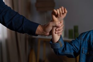 Pai e filho são presos após caso de violência doméstica em Guarapuava