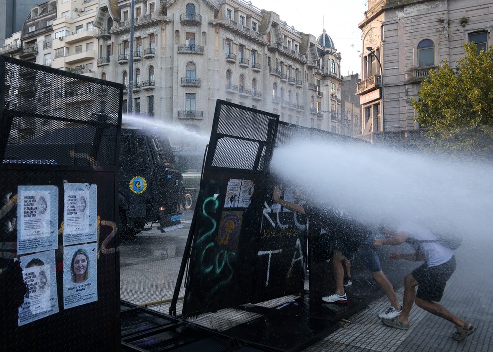 Conflitos entre policiais e manifestantes durante discussão da reforma trabalhista na Argentina
