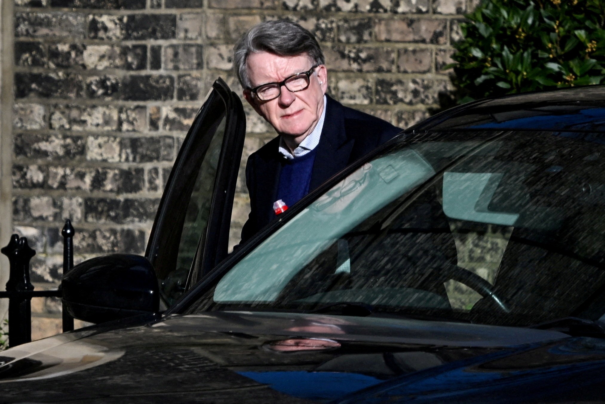 Ex-embaixador britânico Peter Mandelson preso por má conduta em cargo público