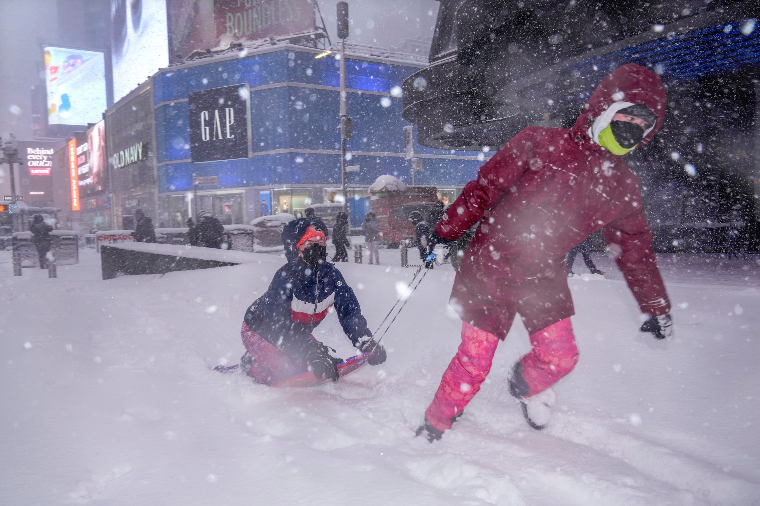 Tempestade histórica cobre Times Square de neve em Nova York